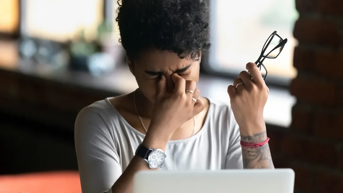 Unexplained Headaches? 6 Warning Signs That Point to Poor Eye Health